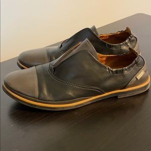 Pikolinos black and gray flats